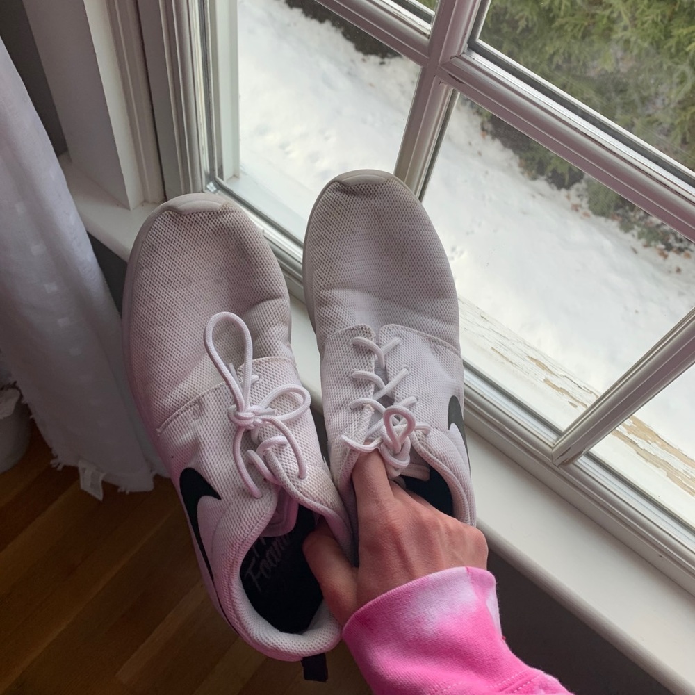 White Nike Roches! - Picture 2 of 2